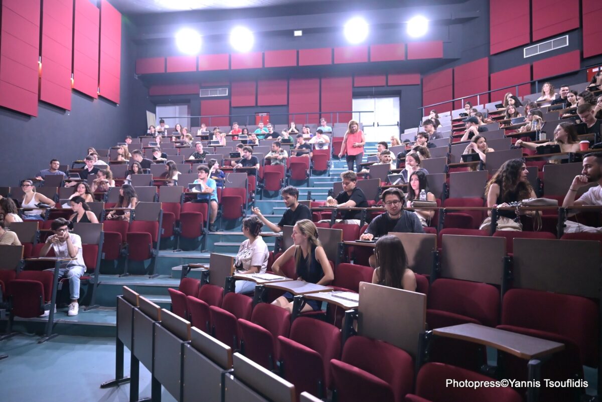 Το ΑΠΘ περνά στην ψηφιακή εποχή – Χιλιάδες φοιτητές εξετάζονται πλέον μέσω tablet (ΦΩΤΟ)