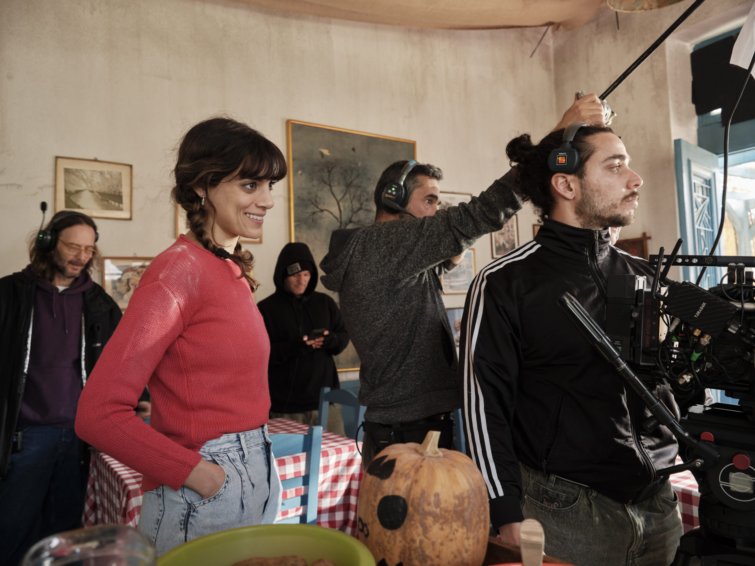 «Κάμπινγκ»: Νέες backstage εικόνες από τα γυρίσματα της νέας σειράς του MEGA (ΦΩΤΟ)