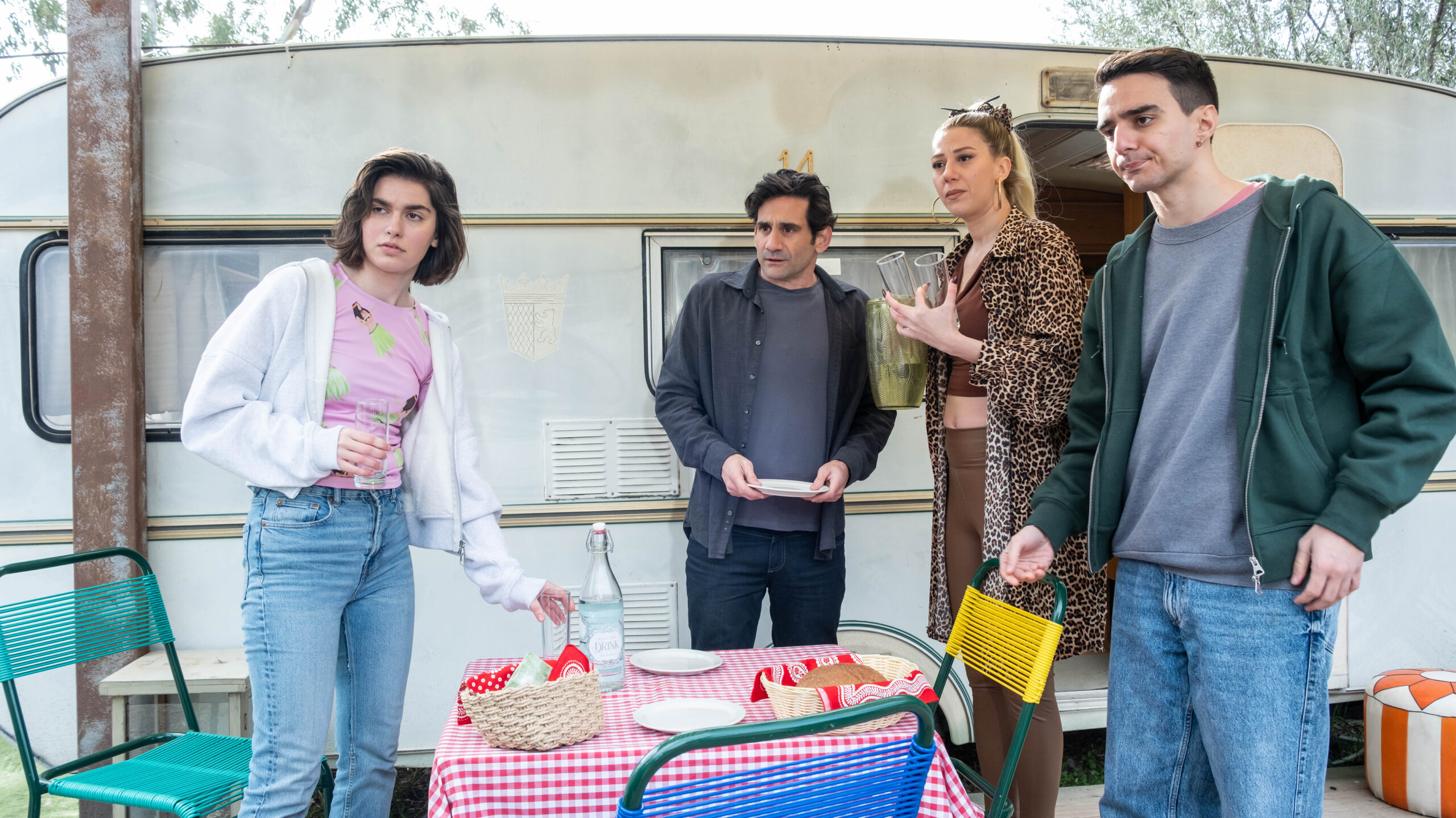«Κάμπινγκ»: Νέες backstage εικόνες από τα γυρίσματα της νέας σειράς του MEGA (ΦΩΤΟ)