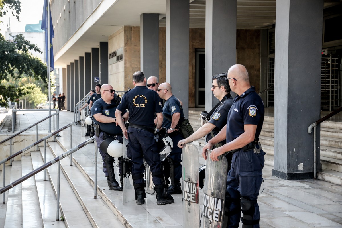 Στο Δικαστικό Μέγαρο ο 24χρονος για το τρομοκρατικό χτύπημα στο σπίτι Νεστορα (VIDEO)