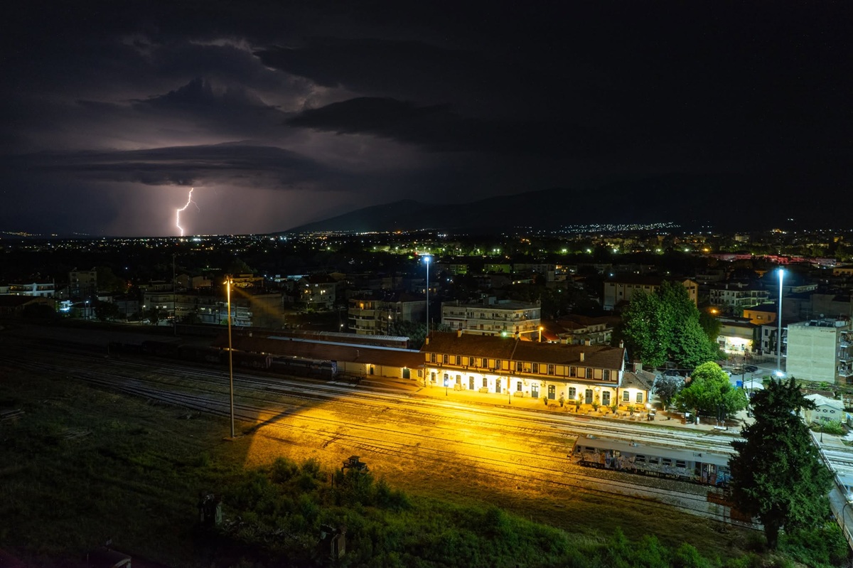 Πτώσεις δένδρων στη Δράμα μετά από σφοδρή κακοκαιρία (VIDEO)