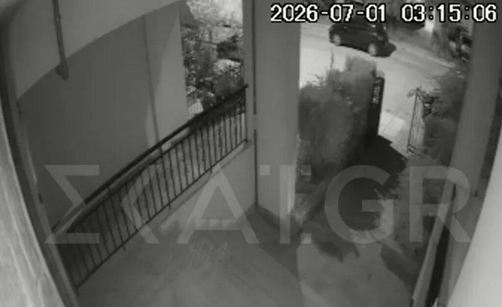 Θεσσαλονίκη: Η στιγμή που ο δράστης αφήνει τον εκρηκτικό μηχανισμό στο σπίτι του Σάββα Αναστασιάδη (ΦΩΤΟ+VIDEO)
