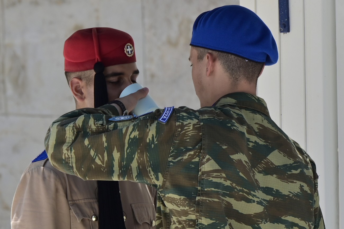 Οι Εύζωνες παραμένουν στη θέση τους παρά τις ακραίες θερμοκρασίες στο Σύνταγμα (ΦΩΤΟ)