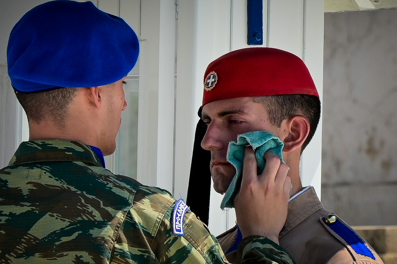Οι Εύζωνες παραμένουν στη θέση τους παρά τις ακραίες θερμοκρασίες στο Σύνταγμα (ΦΩΤΟ)