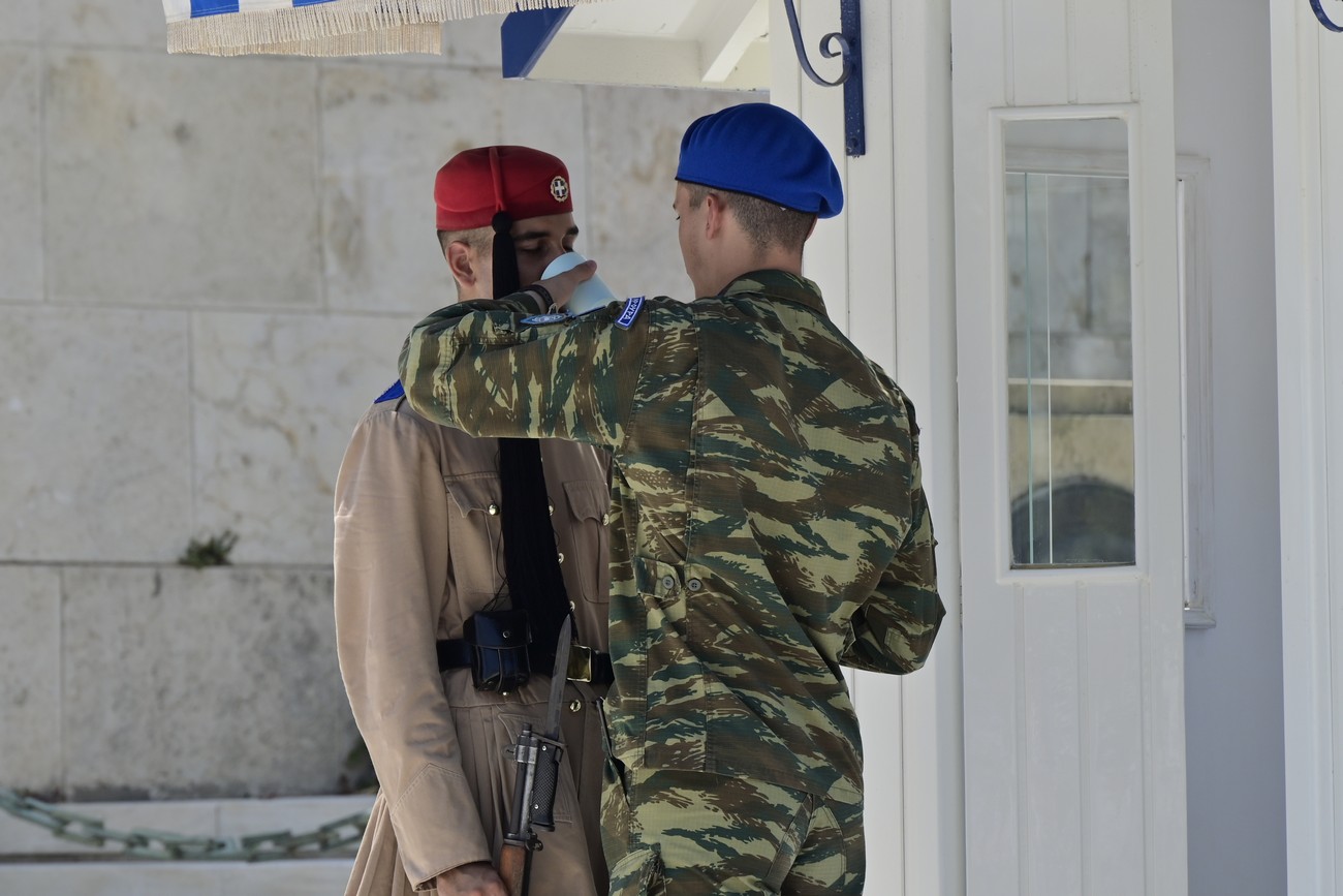 Οι Εύζωνες παραμένουν στη θέση τους παρά τις ακραίες θερμοκρασίες στο Σύνταγμα (ΦΩΤΟ)