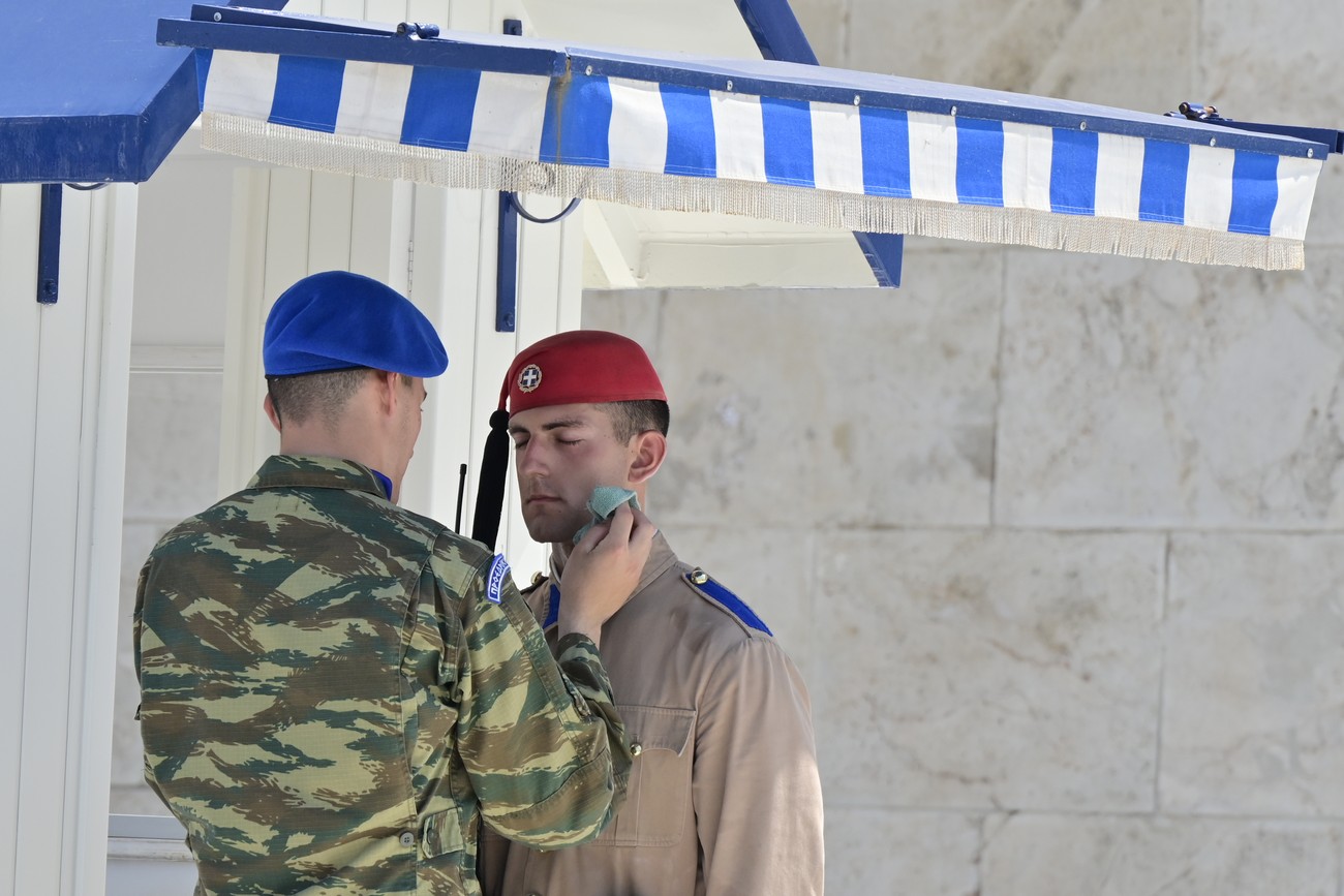 Οι Εύζωνες παραμένουν στη θέση τους παρά τις ακραίες θερμοκρασίες στο Σύνταγμα (ΦΩΤΟ)