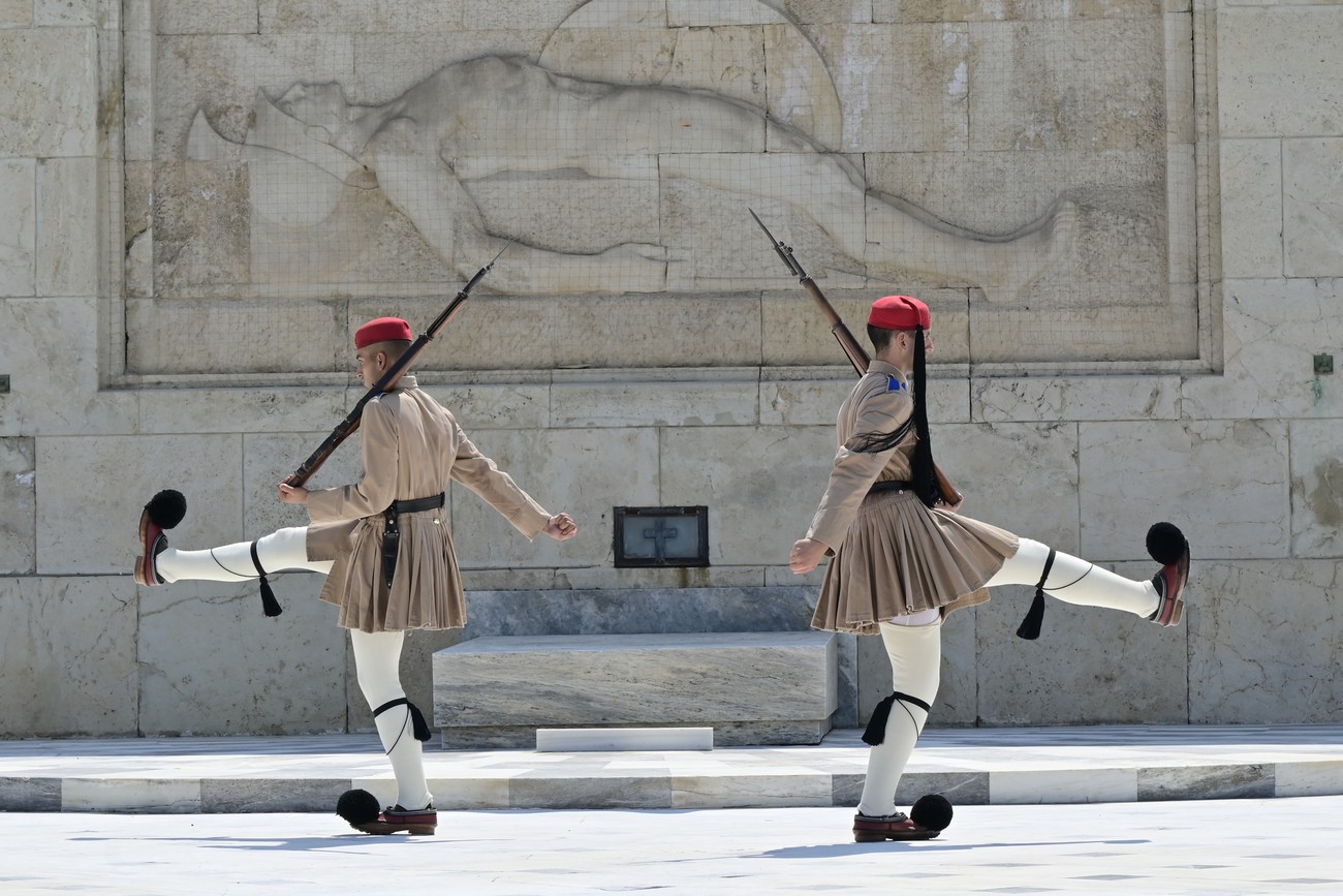 Οι Εύζωνες παραμένουν στη θέση τους παρά τις ακραίες θερμοκρασίες στο Σύνταγμα (ΦΩΤΟ)
