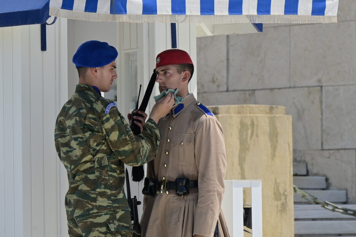 Οι Εύζωνες παραμένουν στη θέση τους παρά τις ακραίες θερμοκρασίες στο Σύνταγμα (ΦΩΤΟ)