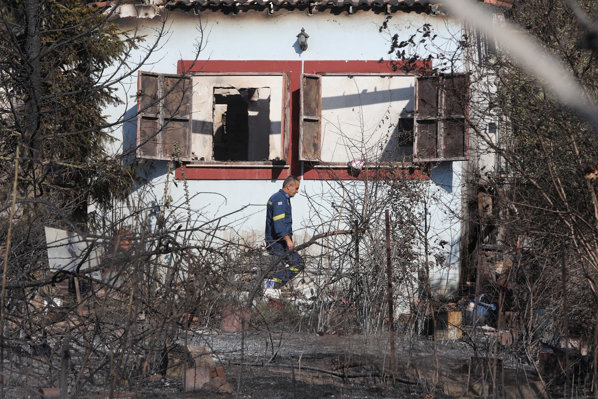 Θεσσαλονίκη: Δύο νεκροί και εικόνες καταστροφής – Ο τραγικός απολογισμός της πυρκαγιάς  (ΦΩΤΟΡΕΠΟΡΤΑΖ)