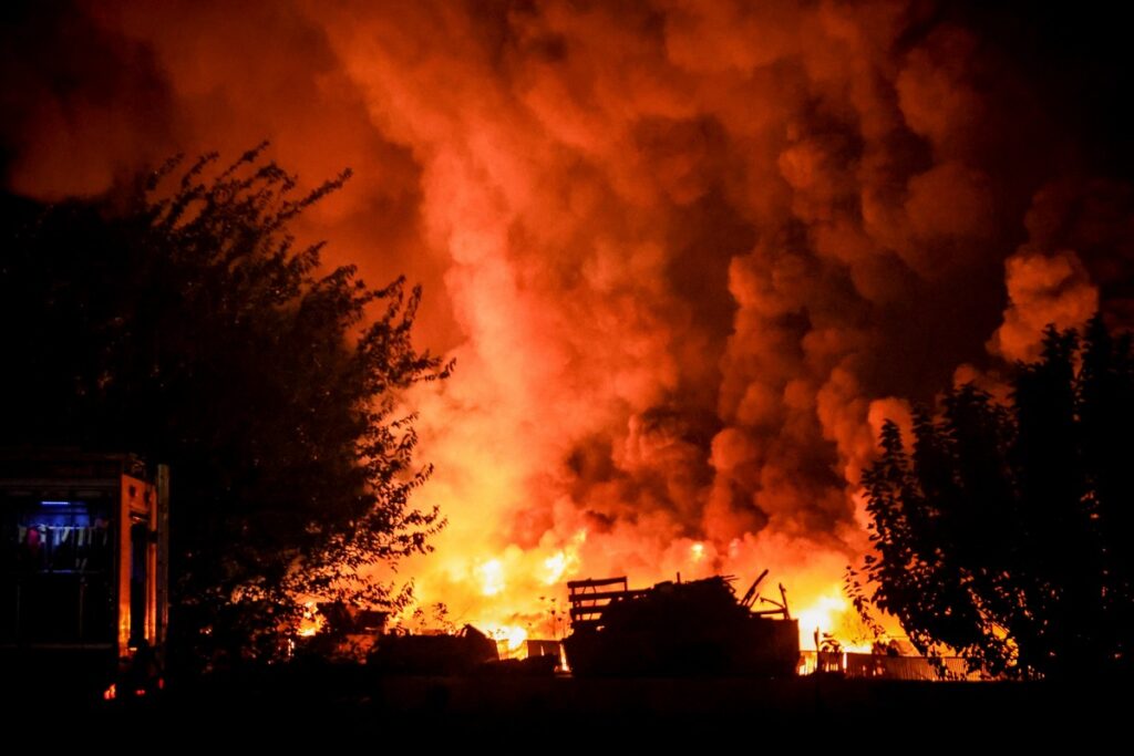 Υπό έλεγχο η φωτιά στο εργοστάσιο ανακύκλωσης στη Λάρισα – Ορατό το νέφος από 30 χιλιόμετρα (ΦΩΤΟ+VIDEO)