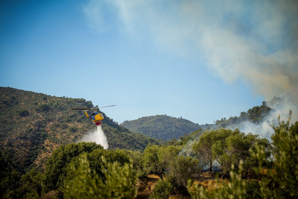 Μαίνεται η φωτιά στη Λέσβο – 112 για εκκένωση του Πλωμαρίου (ΦΩΤΟ+VIDEO)
