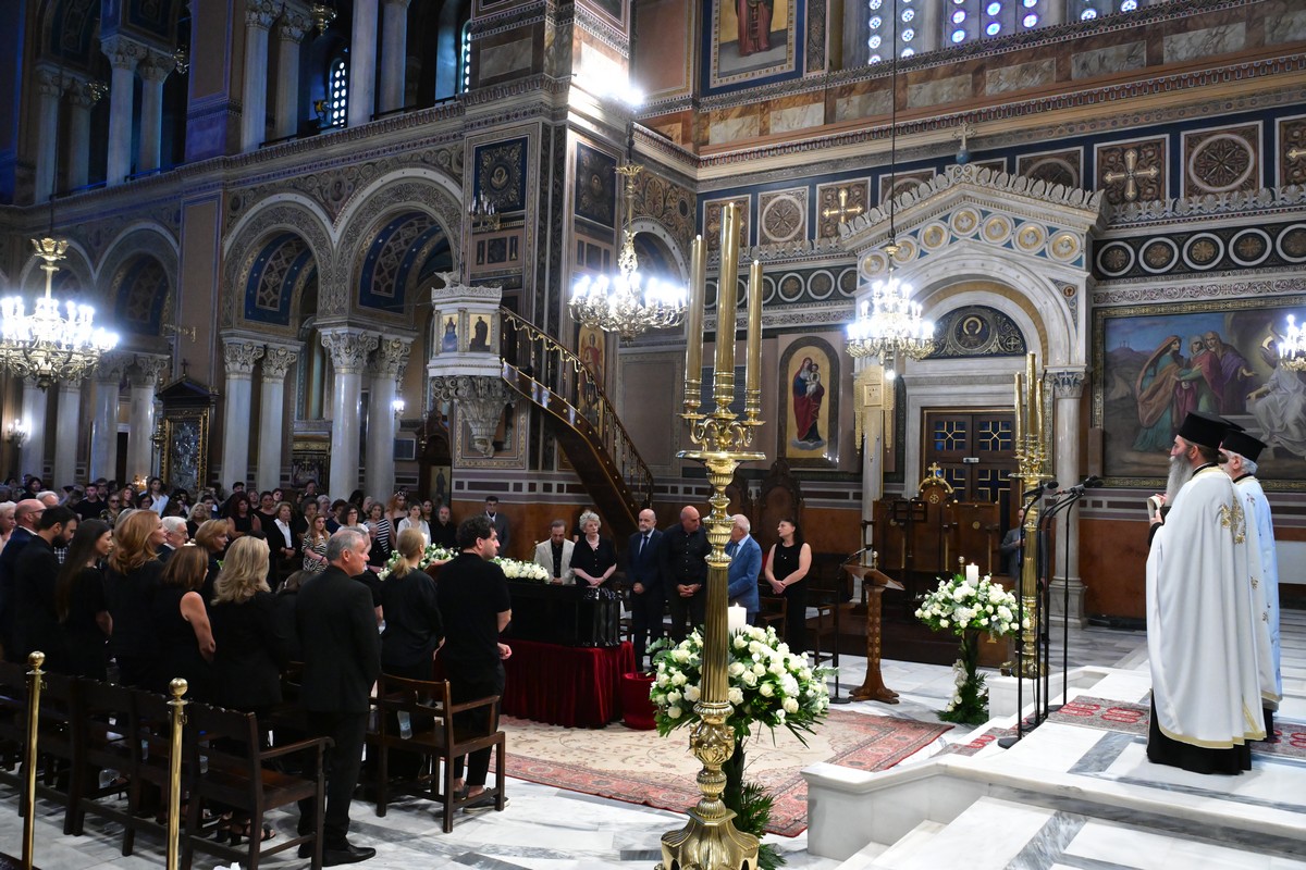 Σε κλίμα οδύνης το τελευταίο αντίο στη Μάρω Κοντού – Η Ελλάδα αποχαιρετά μια μεγάλη κυρία του θεάτρου (ΦΩΤΟ – VIDEO)