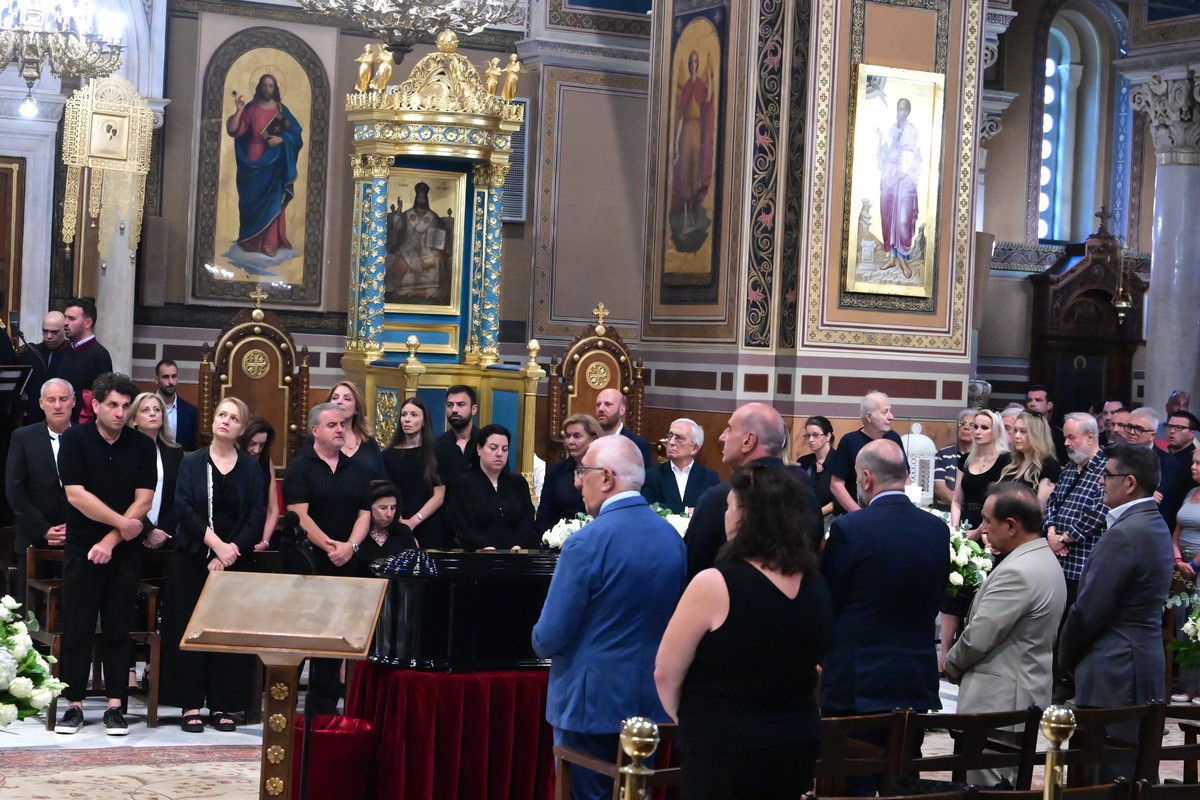 Σε κλίμα οδύνης το τελευταίο αντίο στη Μάρω Κοντού – Η Ελλάδα αποχαιρετά μια μεγάλη κυρία του θεάτρου (ΦΩΤΟ – VIDEO)