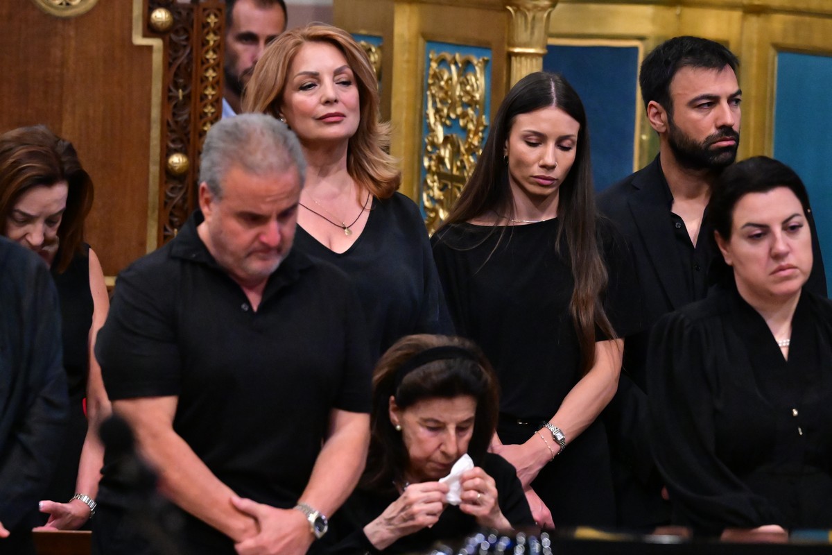 Σε κλίμα οδύνης το τελευταίο αντίο στη Μάρω Κοντού – Η Ελλάδα αποχαιρετά μια μεγάλη κυρία του θεάτρου (ΦΩΤΟ – VIDEO)
