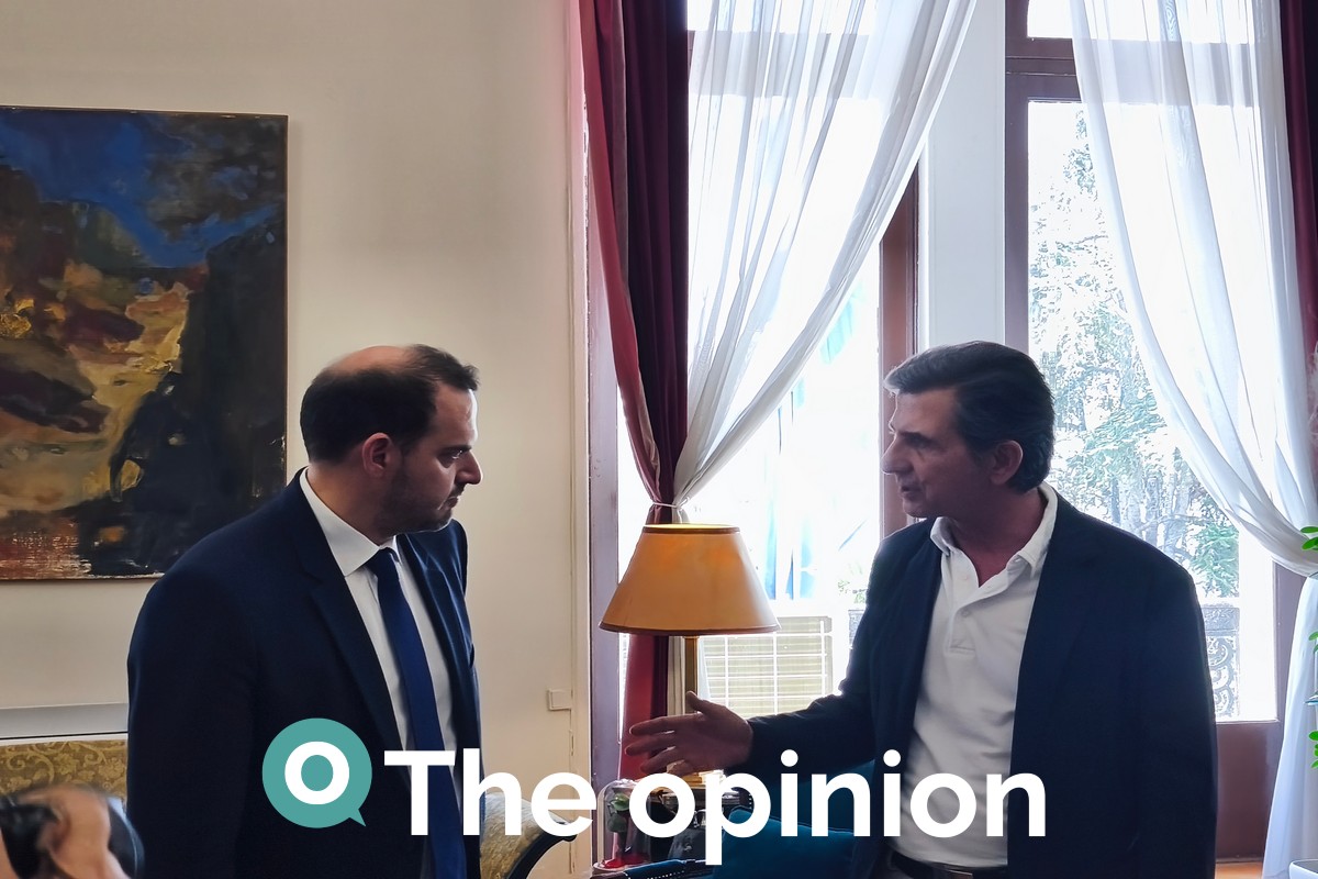 Ο αναπληρωτής υπουργός Μεταφορών, Γιώργος Κώτσηρας, με τον υπουργό Εσωτερικών (ΥΜΑΘ), Κωνσταντίνο Γκιουλέκα, στη συνάντησή τους