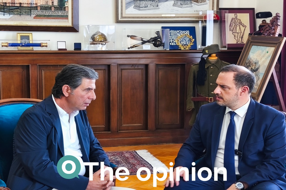 Ο αναπληρωτής υπουργός Μεταφορών, Γιώργος Κώτσηρας, με τον υπουργό Εσωτερικών (ΥΜΑΘ), Κωνσταντίνο Γκιουλέκα, στη συνάντησή τους