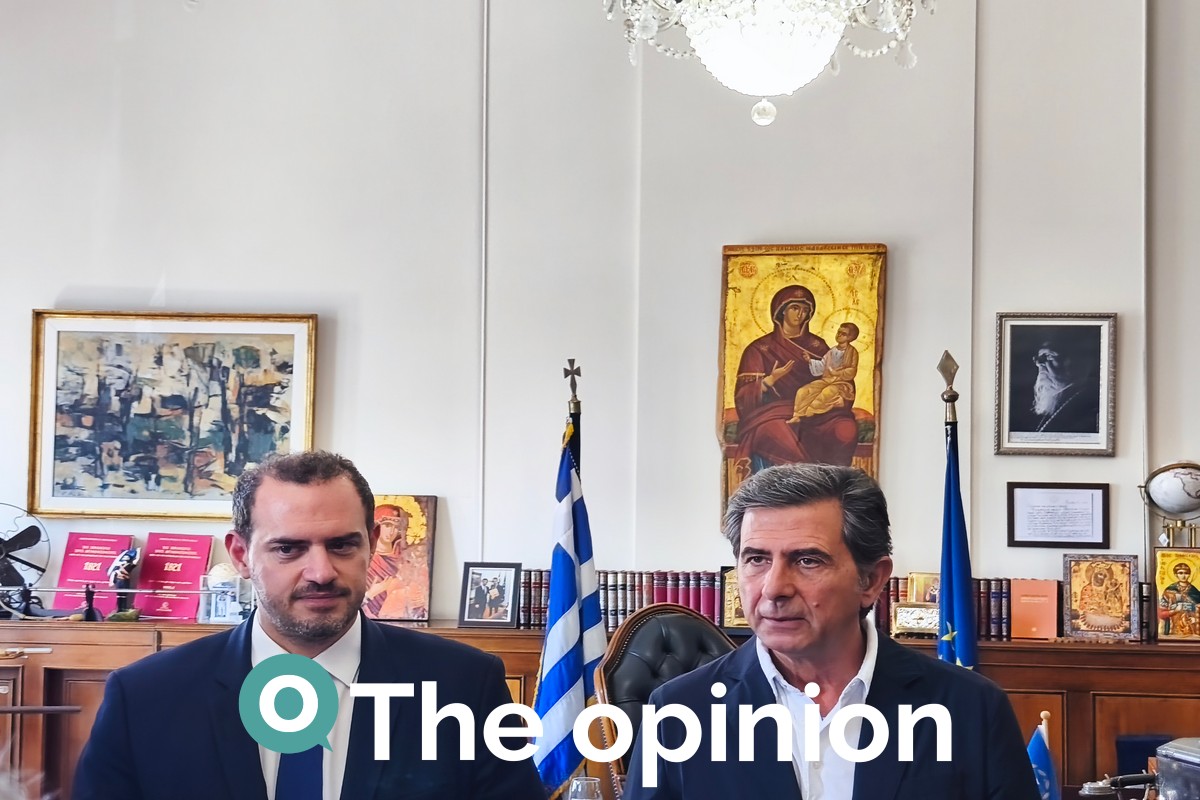 Ο αναπληρωτής υπουργός Μεταφορών, Γιώργος Κώτσηρας, με τον υπουργό Εσωτερικών (ΥΜΑΘ), Κωνσταντίνο Γκιουλέκα, στη συνάντησή τους