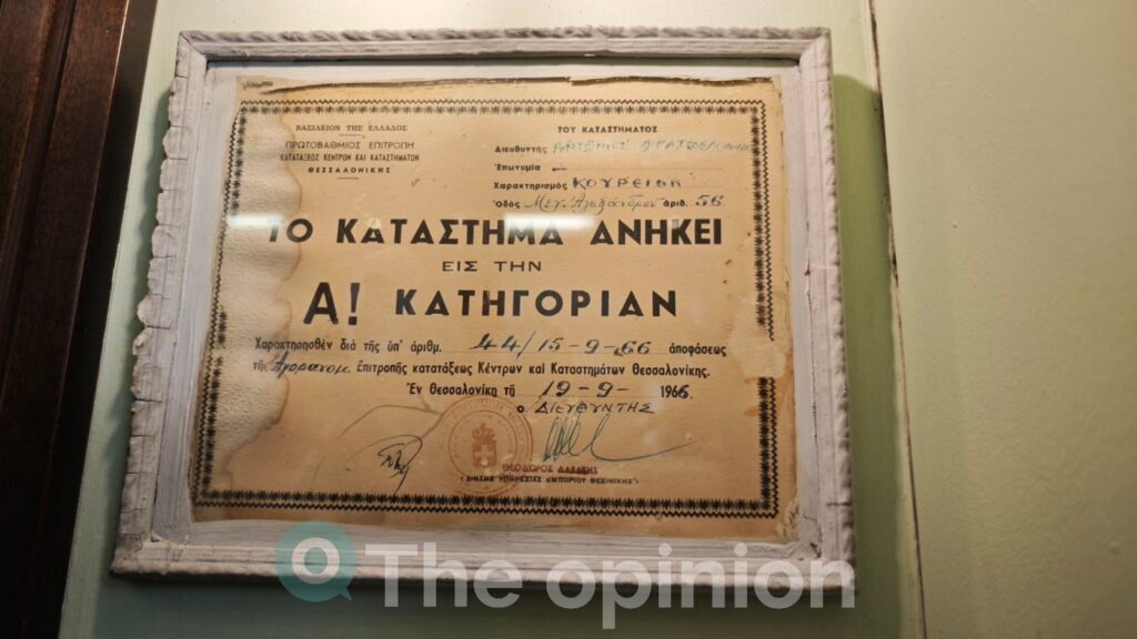 Μ. Φραντζελόπουλος: Ο κουρέας δεύτερης γενιάς που επιμένει να χαρίζει την πολυτέλεια του χρόνου
