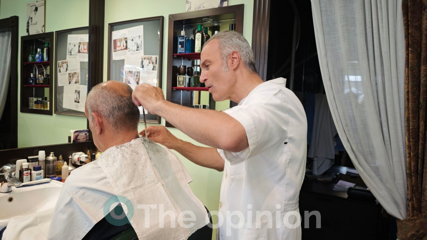 Μ. Φραντζελόπουλος: Ο κουρέας δεύτερης γενιάς που επιμένει να χαρίζει την πολυτέλεια του χρόνου