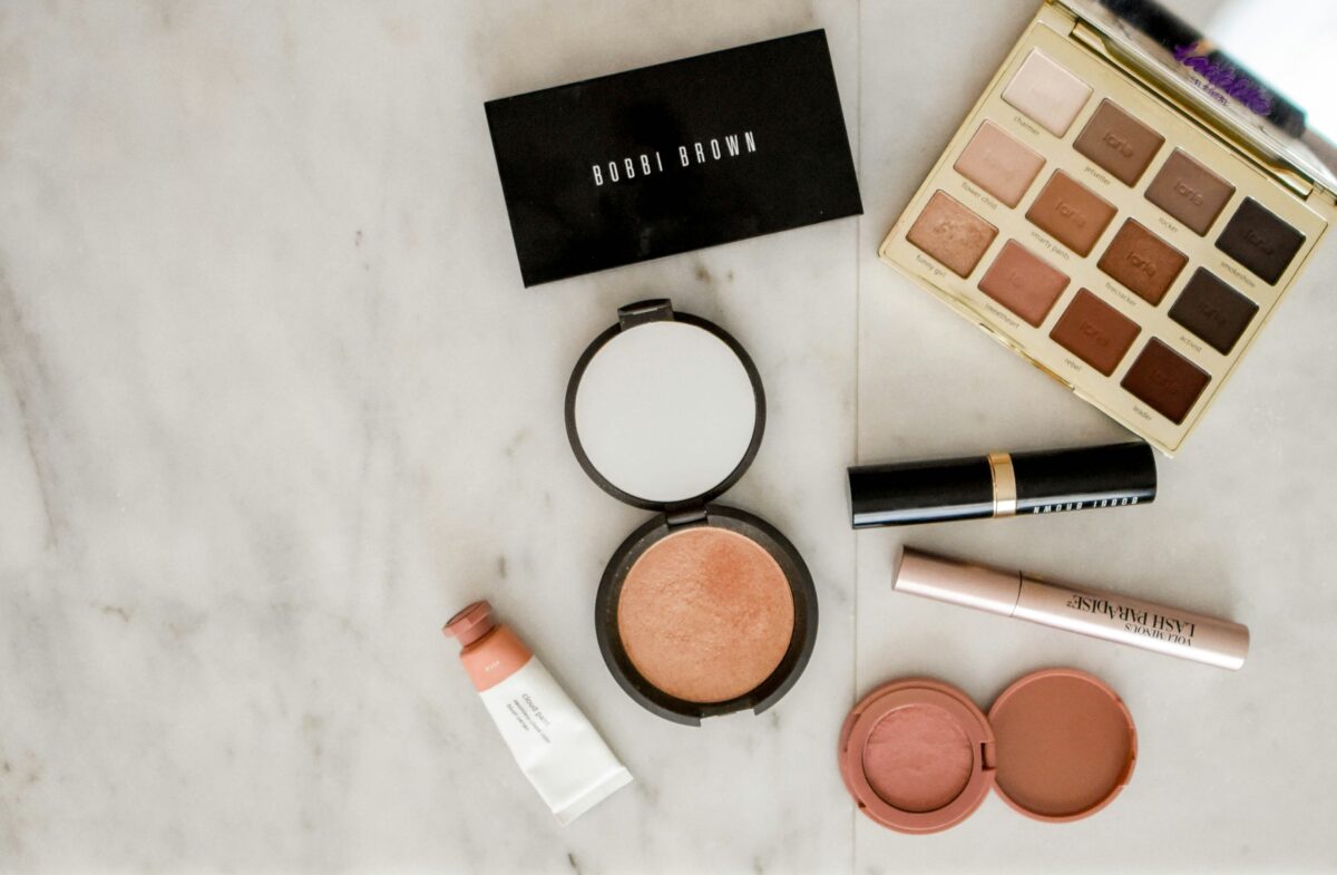 Το contour κάνει πίσω: Το bronzer γίνεται ο πρωταγωνιστής του καλοκαιρινού μακιγιάζ