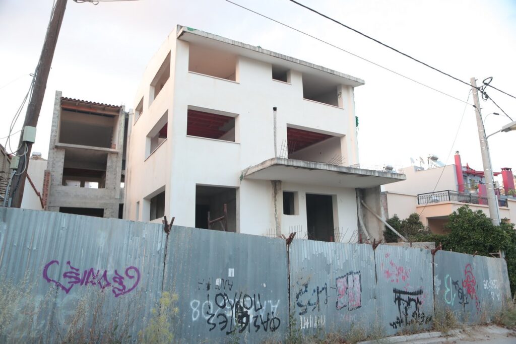 Άνδρας τραυματίστηκε από κατάρρευση μεσοτοιχίας σε υπό κατασκευή πολυκατοικία στην Αττική (ΦΩΤΟ+VIDEO)