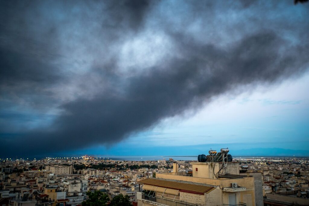 Ωραιόκαστρο: Από αυτό το όχημα ξεκίνησε η φωτιά – Το νέφος «σκέπασε» τη Θεσσαλονίκη (ΦΩΤΟ)