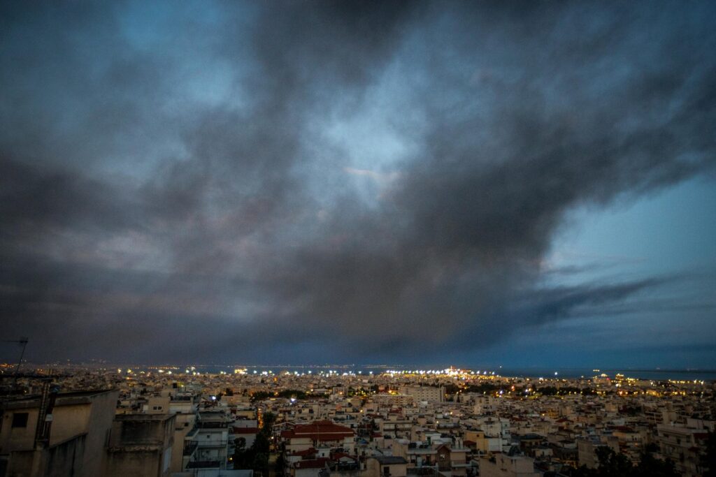 Ωραιόκαστρο: Από αυτό το όχημα ξεκίνησε η φωτιά – Το νέφος «σκέπασε» τη Θεσσαλονίκη (ΦΩΤΟ)