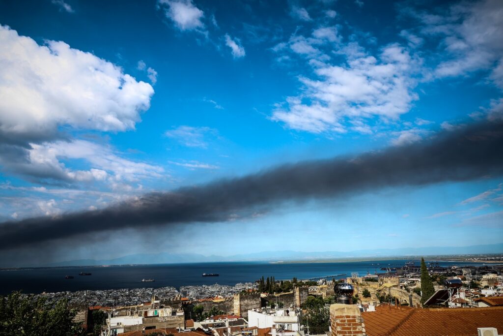 Ωραιόκαστρο: Από αυτό το όχημα ξεκίνησε η φωτιά – Το νέφος «σκέπασε» τη Θεσσαλονίκη (ΦΩΤΟ)