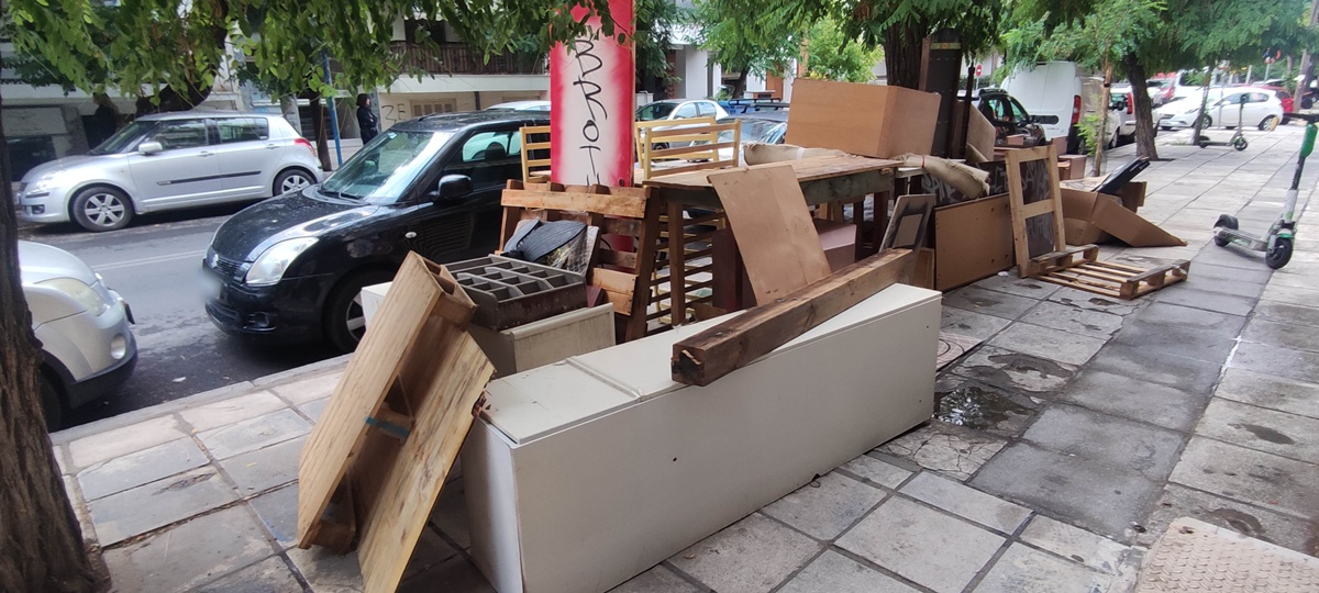 Θεσσαλονίκη: Πέταξαν στο πεζοδρόμιο… ολόκληρο νοικοκυριό (ΦΩΤΟ)