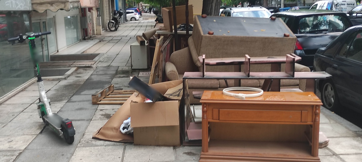 Θεσσαλονίκη: Πέταξαν στο πεζοδρόμιο… ολόκληρο νοικοκυριό (ΦΩΤΟ)