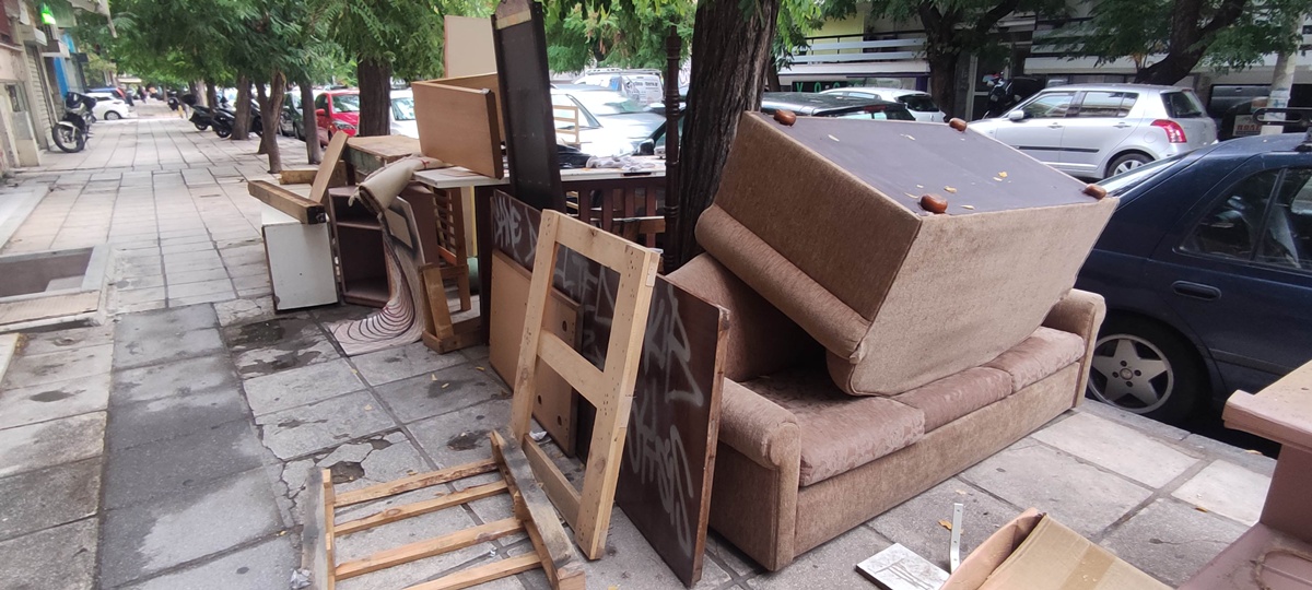 Θεσσαλονίκη: Πέταξαν στο πεζοδρόμιο… ολόκληρο νοικοκυριό (ΦΩΤΟ)