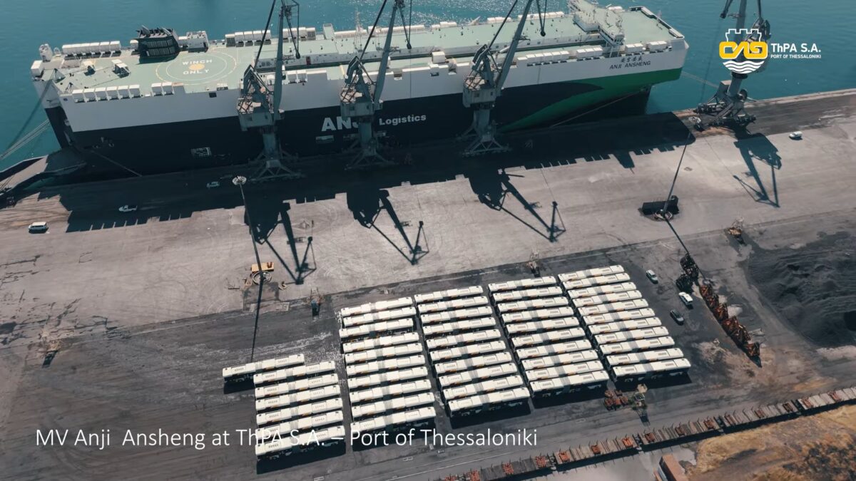 Θεσσαλονίκη: Το μεγαλύτερο car carrier στον κόσμο έδεσε στον ΟΛΘ μεταφέροντας 119 νέα ηλεκτρικά λεωφορεία (VIDEO)