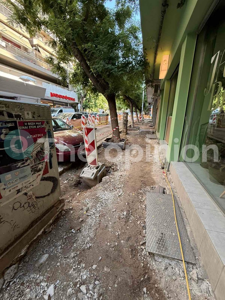 Θεσσαλονίκη: «Έπρεπε να σκάψω για να μπω στο μαγαζί μου…» – Ταλαιπωρία διαρκείας για κατοίκους και επαγγελματίες της Ολύμπου (ΦΩΤΟ)