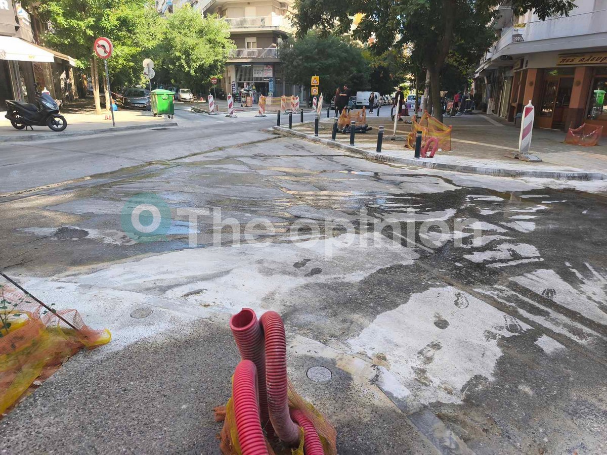 Θεσσαλονίκη: «Έπρεπε να σκάψω για να μπω στο μαγαζί μου…» – Ταλαιπωρία διαρκείας για κατοίκους και επαγγελματίες της Ολύμπου (ΦΩΤΟ)