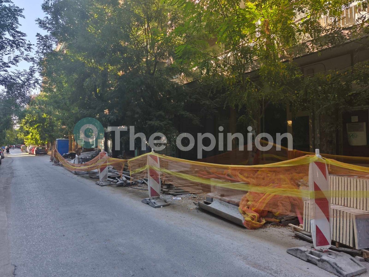 Θεσσαλονίκη: «Έπρεπε να σκάψω για να μπω στο μαγαζί μου…» – Ταλαιπωρία διαρκείας για κατοίκους και επαγγελματίες της Ολύμπου (ΦΩΤΟ)