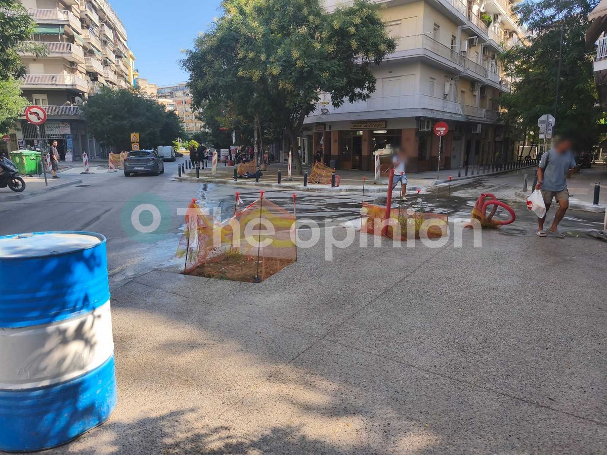Θεσσαλονίκη: «Έπρεπε να σκάψω για να μπω στο μαγαζί μου…» – Ταλαιπωρία διαρκείας για κατοίκους και επαγγελματίες της Ολύμπου (ΦΩΤΟ)