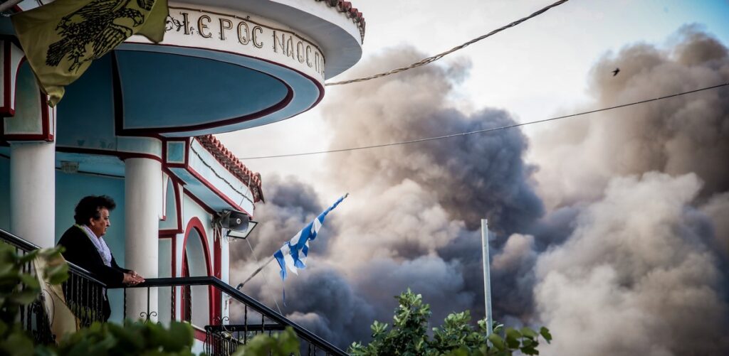 Φωτιά στο Ωραιόκαστρο: Χωρίς ενεργό μέτωπο στο δασικό κομμάτι, επιχειρούν ισχυρές δυνάμεις – Κάηκαν επιχειρήσεις (ΦΩΤΟ+VIDEO)