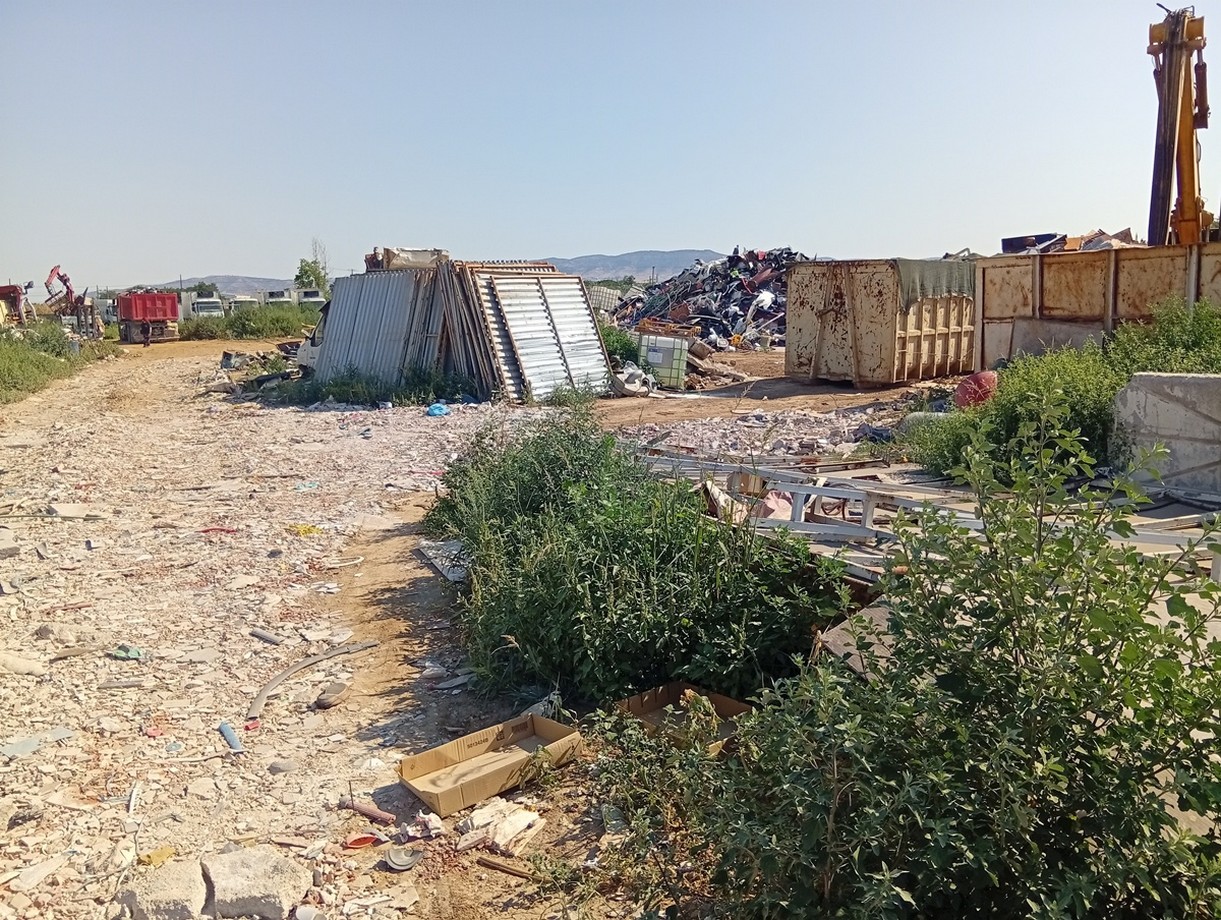Οικολογικό «έγκλημα» λίγο έξω από τη Θεσσαλονίκη – Ανεξέλεγκτη χωματερή σε αύλειο χώρο εταιρίας (ΦΩΤΟ)