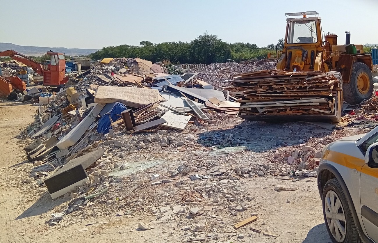 Οικολογικό «έγκλημα» λίγο έξω από τη Θεσσαλονίκη – Ανεξέλεγκτη χωματερή σε αύλειο χώρο εταιρίας (ΦΩΤΟ)