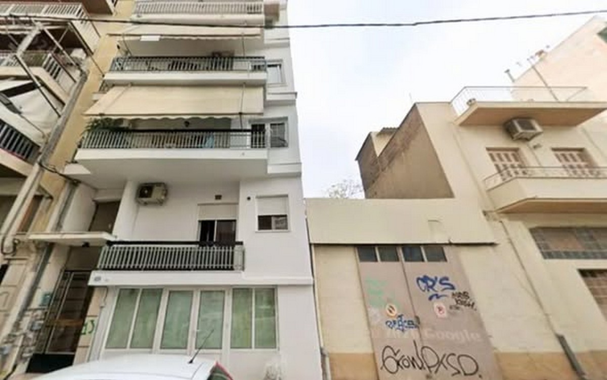Πετράλωνα: Καρέ – καρέ η στιγμή της κατάρρευσης της πολυκατοικίας