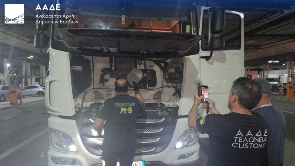 ΑΑΔΕ: Όπλα, ναρκωτικά, λεφτά και… παπαγάλοι – Τι βρέθηκε σε ελέγχους σε λιμάνια, αεροδρόμια και συνοριακούς σταθμούς (ΦΩΤΟ)