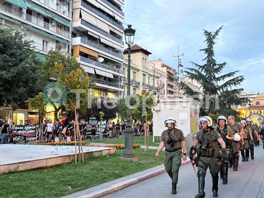 Σε εξέλιξη πορεία στο κέντρο της Θεσσαλονίκης για τον πυροβολισμό του 20χρονου στο Άργος (ΦΩΤΟ)