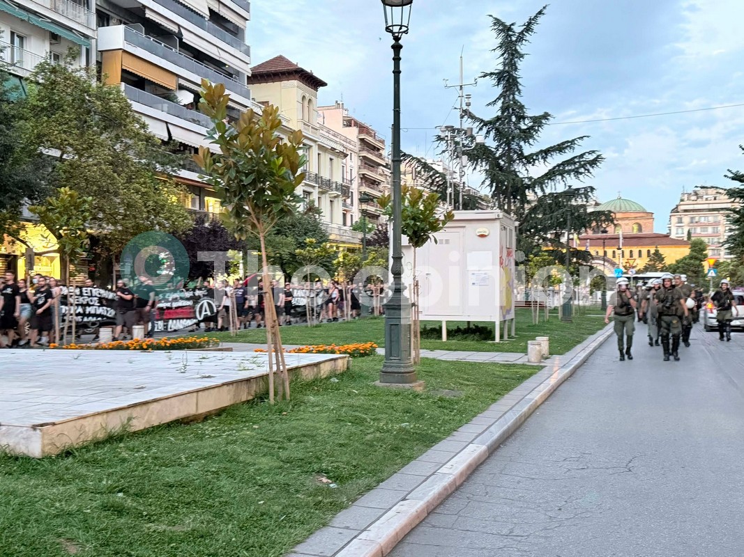 Σε εξέλιξη πορεία στο κέντρο της Θεσσαλονίκης για τον πυροβολισμό του 20χρονου στο Άργος (ΦΩΤΟ)
