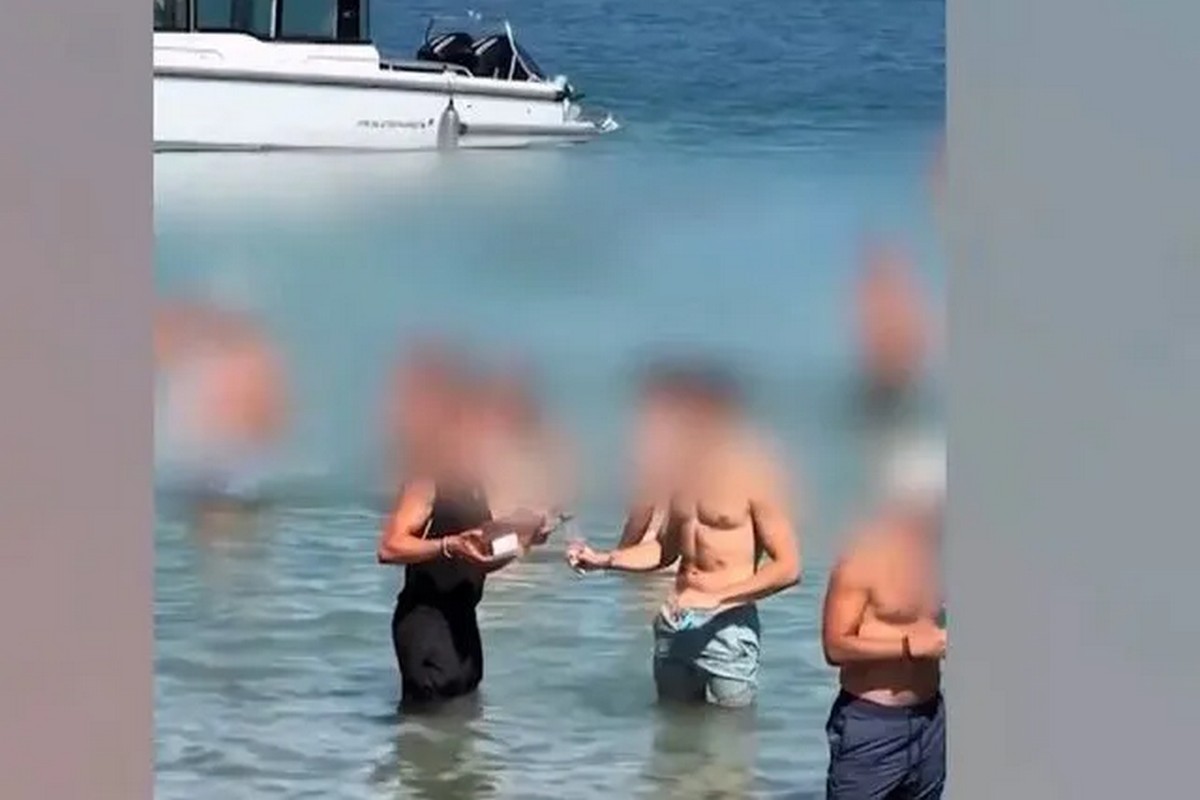 Πάρος: Αντιδράσεις για σερβιτόρο που μπήκε στη θάλασσα για να σερβίρει πελάτες (VIDEO)