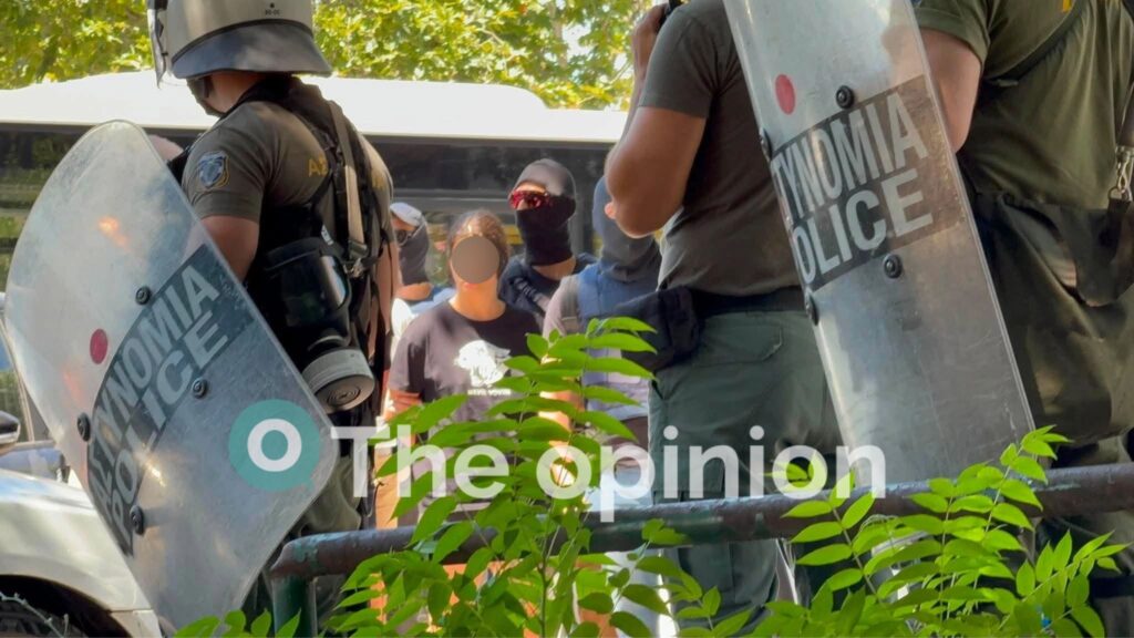 Υπό δρακόντεια μέτρα ασφάλειας στα δικαστήρια οι τρεις συλληφθέντες για τις εμπρηστικές επιθέσεις στη Θεσσαλονίκη (ΦΩΤΟ+VIDEO)