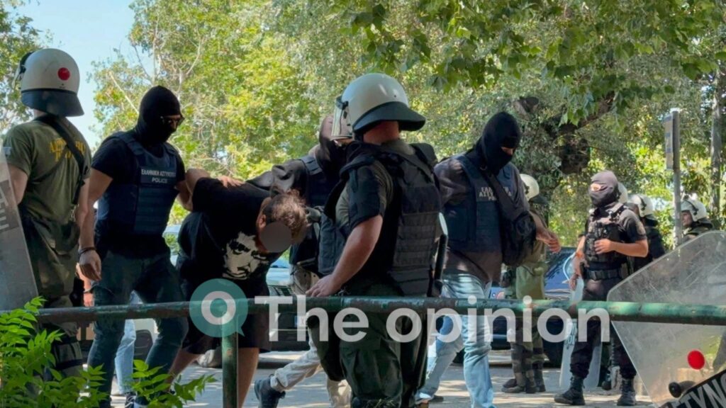 Υπό δρακόντεια μέτρα ασφάλειας στα δικαστήρια οι τρεις συλληφθέντες για τις εμπρηστικές επιθέσεις στη Θεσσαλονίκη (ΦΩΤΟ+VIDEO)
