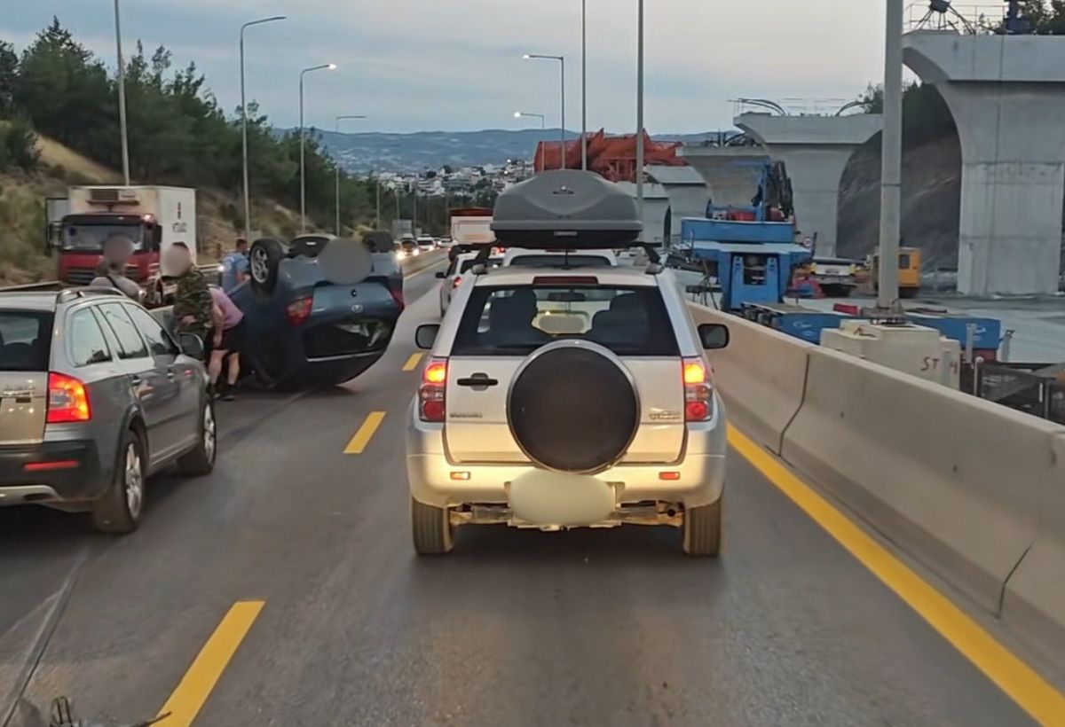 Θεσσαλονίκη: Βίντεο από το τροχαίο στον Περιφερειακό με ανατροπή ΙΧ