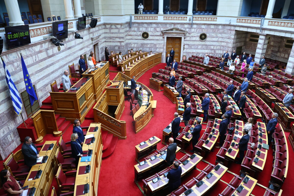Βουλή: Ενός λεπτού σιγή στη μνήμη των τριών πυροσβεστών που έχασαν τη ζωή τους στο Ρέθυμνο