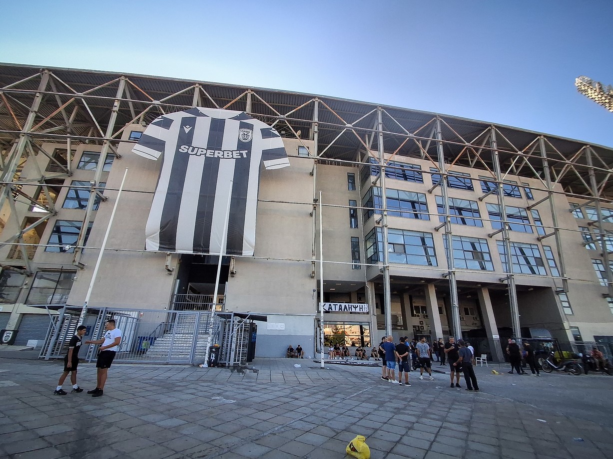 Συγκεντρώνεται κόσμος στην Τούμπα (ΦΩΤΟ)