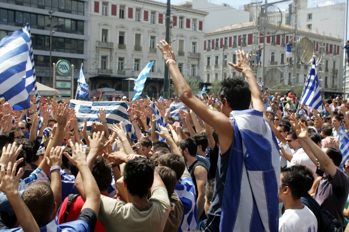 Φίλαθλοι πανηγυρίζουν στην Ομόνοια μετά την νίκη της Εθνικής Ελλάδος επί των ΗΠΑ στο Μουντομπάσκετ του 2006